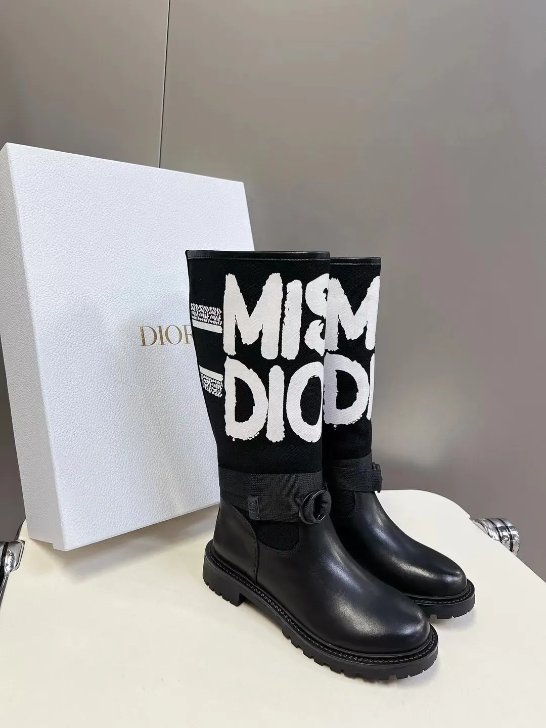 👟👟Ex-factory price 560👟👟 Dior color-blocking new boots for autumn and winter, the latest electric embroidery color-blocking letter logo for autumn and winter, round-toe high-top knight boots for women, Material: first-layer cowhide stitched with electric embroidery fabric, sheepskin lining for feet, original molded TPU outsole Size: 35-40 yards